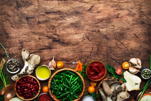 Składniki i przyprawy ułożone na stole