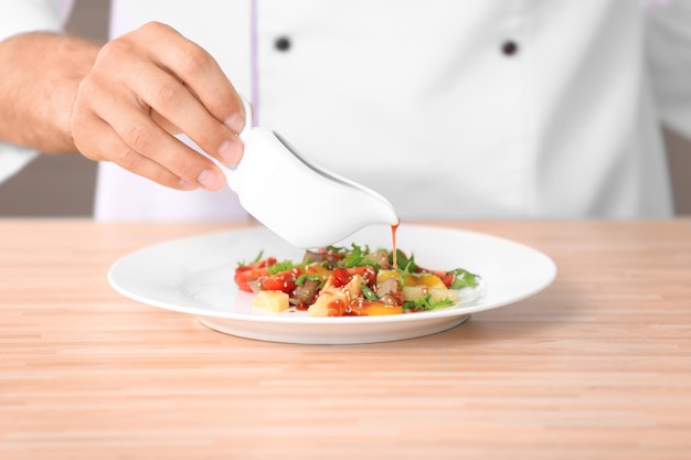 Kucharz pracujący przy stole